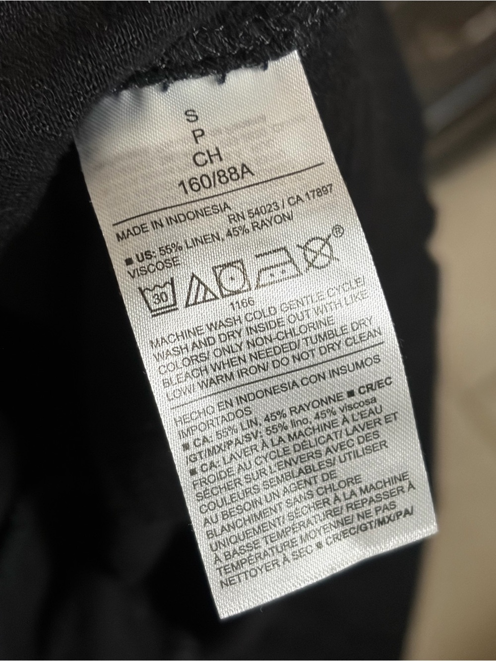 Old Navy Black Short-Sleeve Button-Down Shirt - Picture 3 of 4